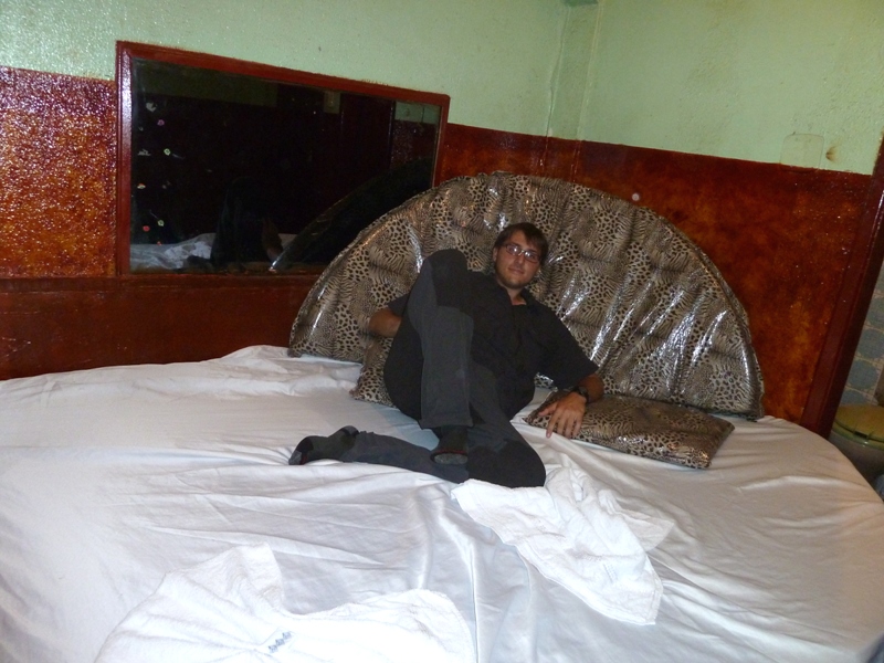 Rémi allonge sur le lit de l’hôtel de passe a Rio