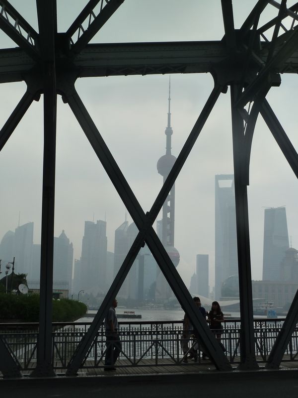 Le quartier des affaires dans la brume, Shanghai, Chine