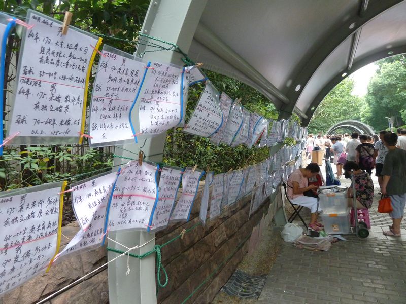 Petites annonces matrimoniales a People's Square, Shanghai, Chine