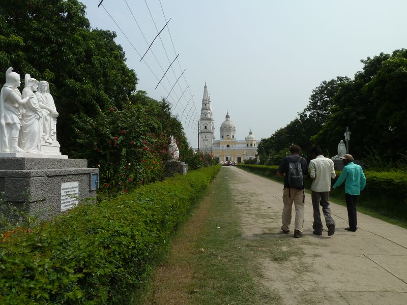 Dans l’allée de la basilique de Sardhana, Rémi avec les deux journalistes, inde