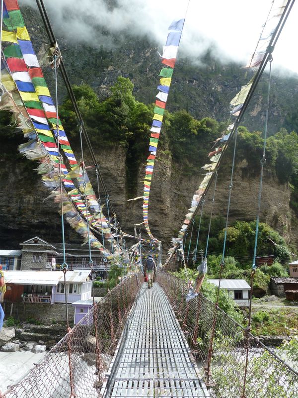 Pont avec drapeaux de prière, trek autour des Annapurnas, Népal