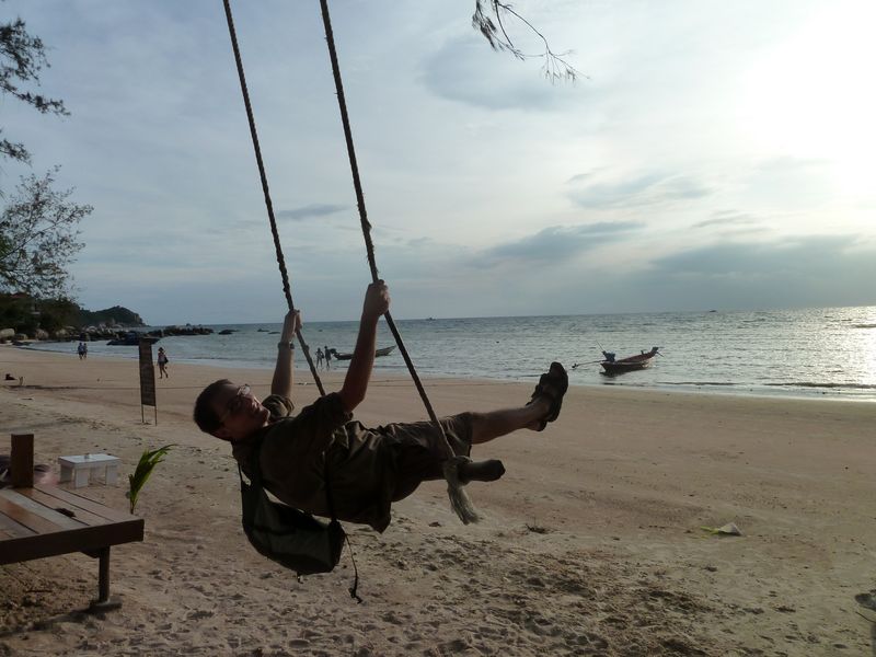 Rémi sur une balançoire, sur la plage Sairee de Koh Tao, Thaïlande